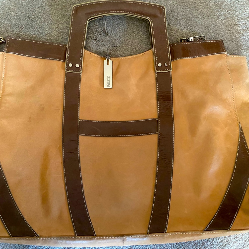 Selling barely used a beautiful leather bag.